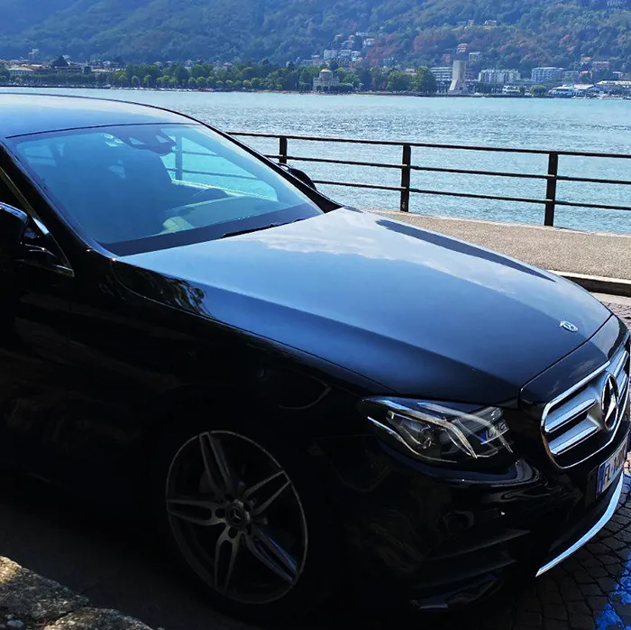Auto vicino il Lago di Como